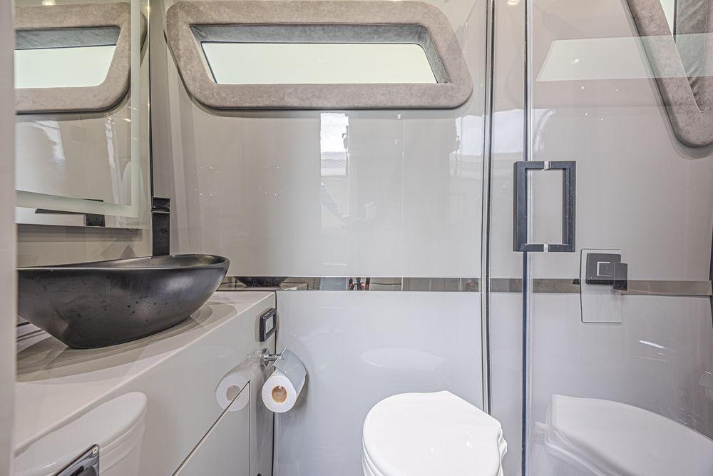 52' 2025 Midnight Express 52 Vitesse