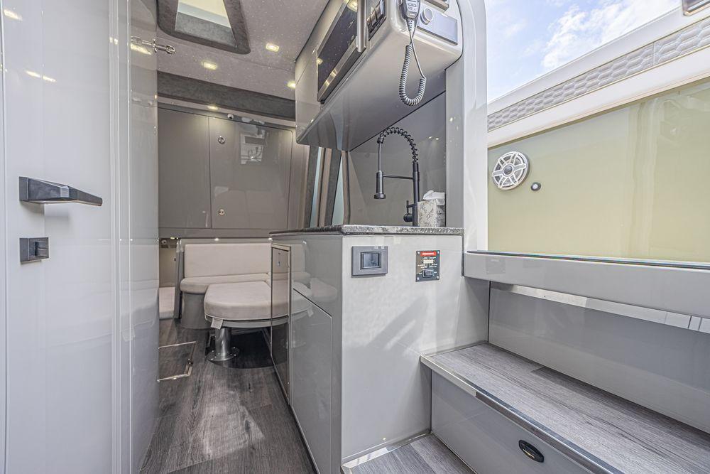52' 2025 Midnight Express 52 Vitesse