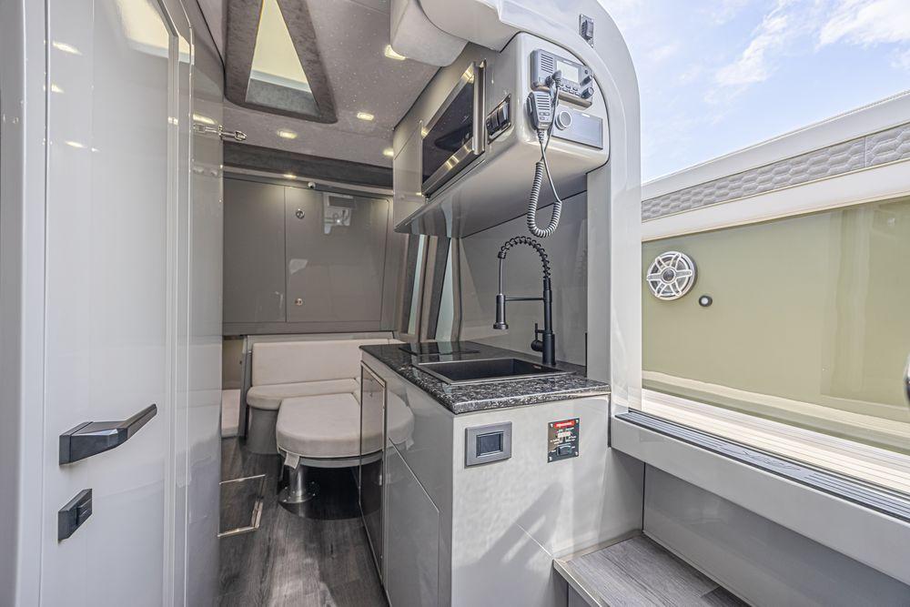 52' 2025 Midnight Express 52 Vitesse