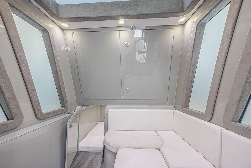 52' 2025 Midnight Express 52 Vitesse