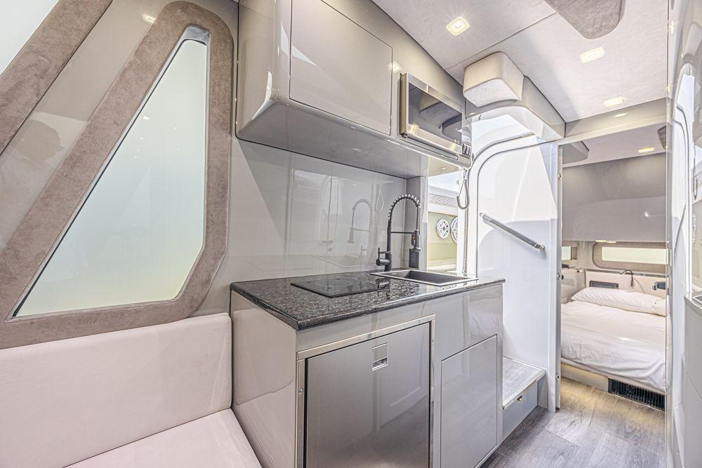 52' 2025 Midnight Express 52 Vitesse
