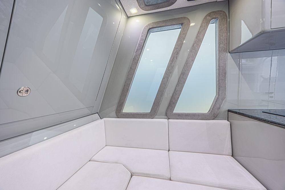 52' 2025 Midnight Express 52 Vitesse