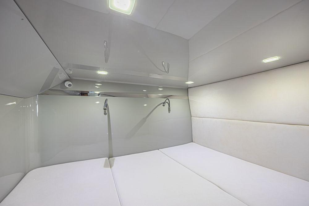 52' 2025 Midnight Express 52 Vitesse