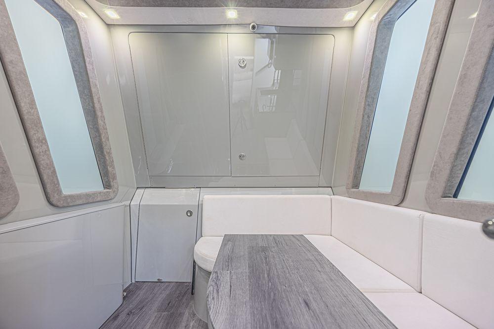 52' 2025 Midnight Express 52 Vitesse