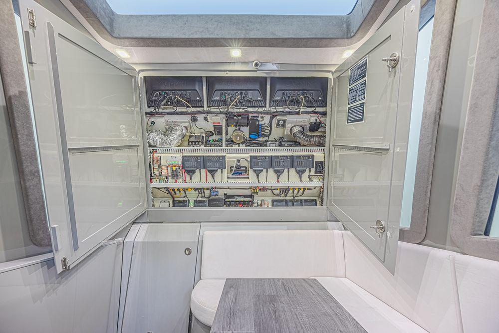 52' 2025 Midnight Express 52 Vitesse