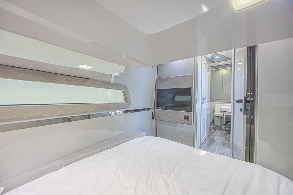 52' 2025 Midnight Express 52 Vitesse