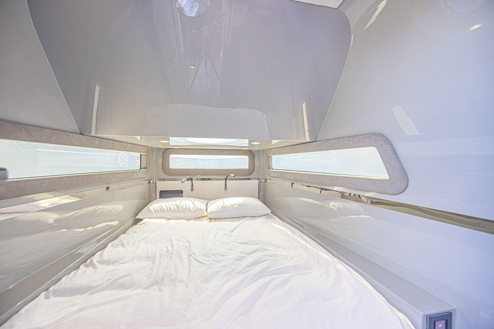 52' 2025 Midnight Express 52 Vitesse