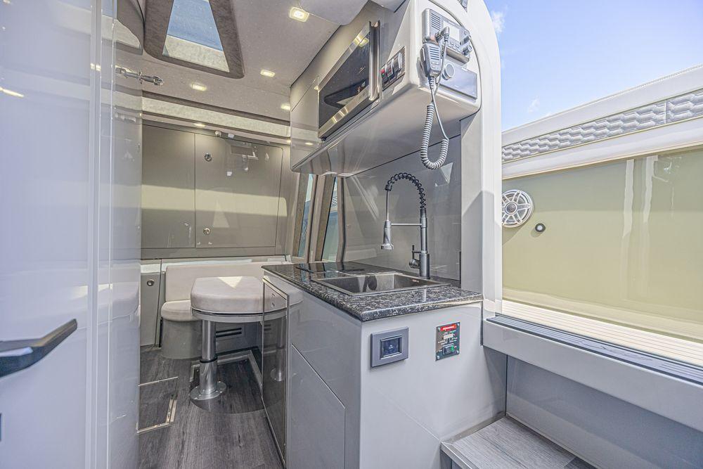 52' 2025 Midnight Express 52 Vitesse