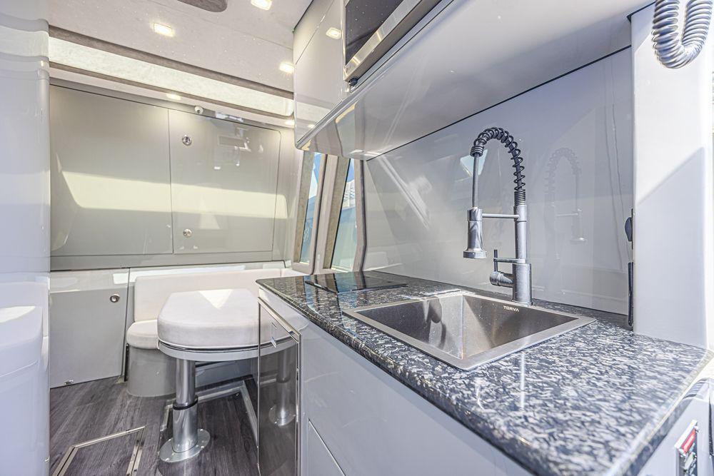 52' 2025 Midnight Express 52 Vitesse