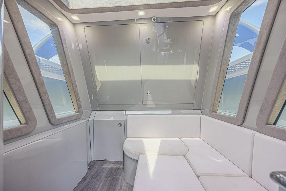 52' 2025 Midnight Express 52 Vitesse