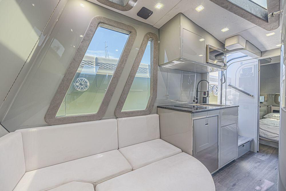 52' 2025 Midnight Express 52 Vitesse
