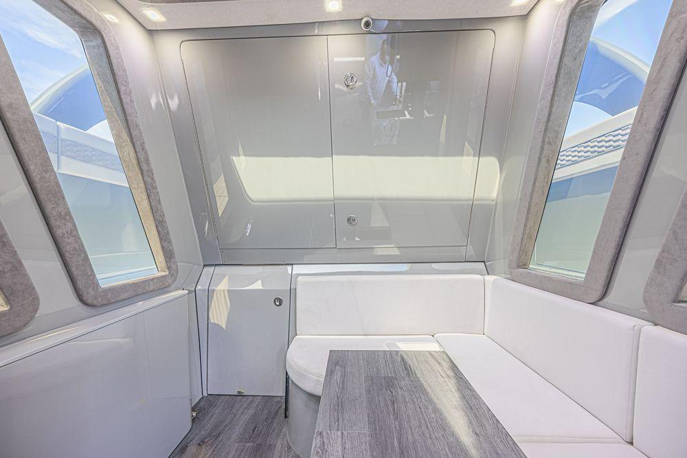52' 2025 Midnight Express 52 Vitesse