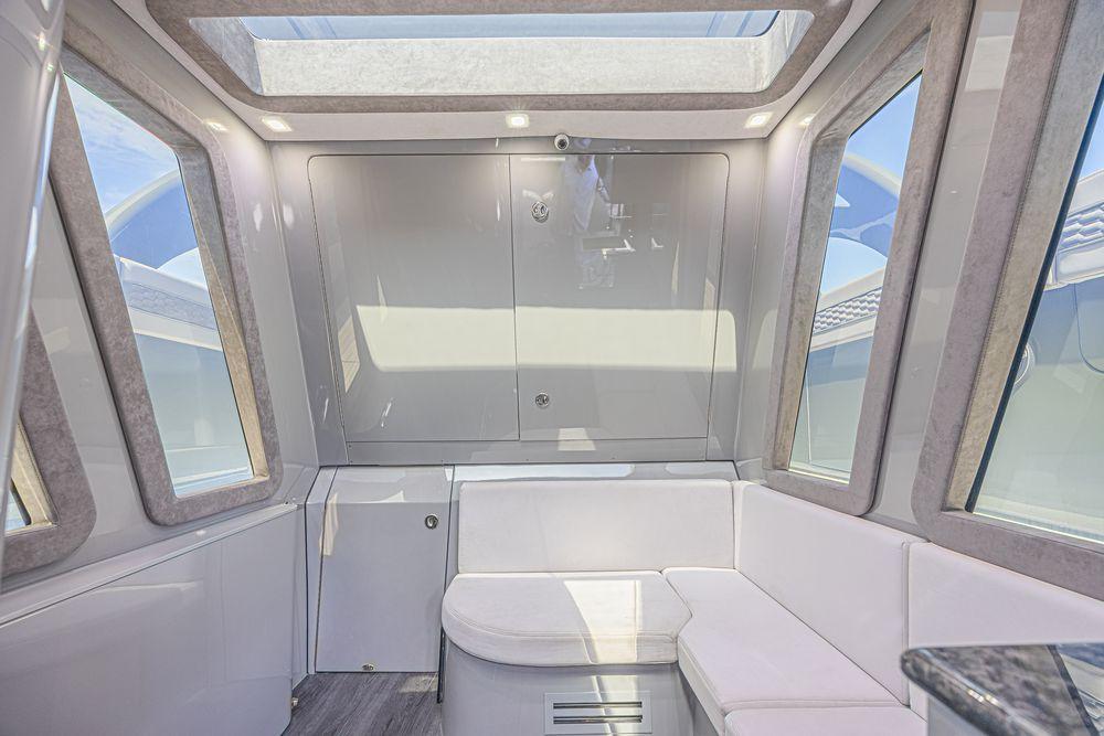 52' 2025 Midnight Express 52 Vitesse