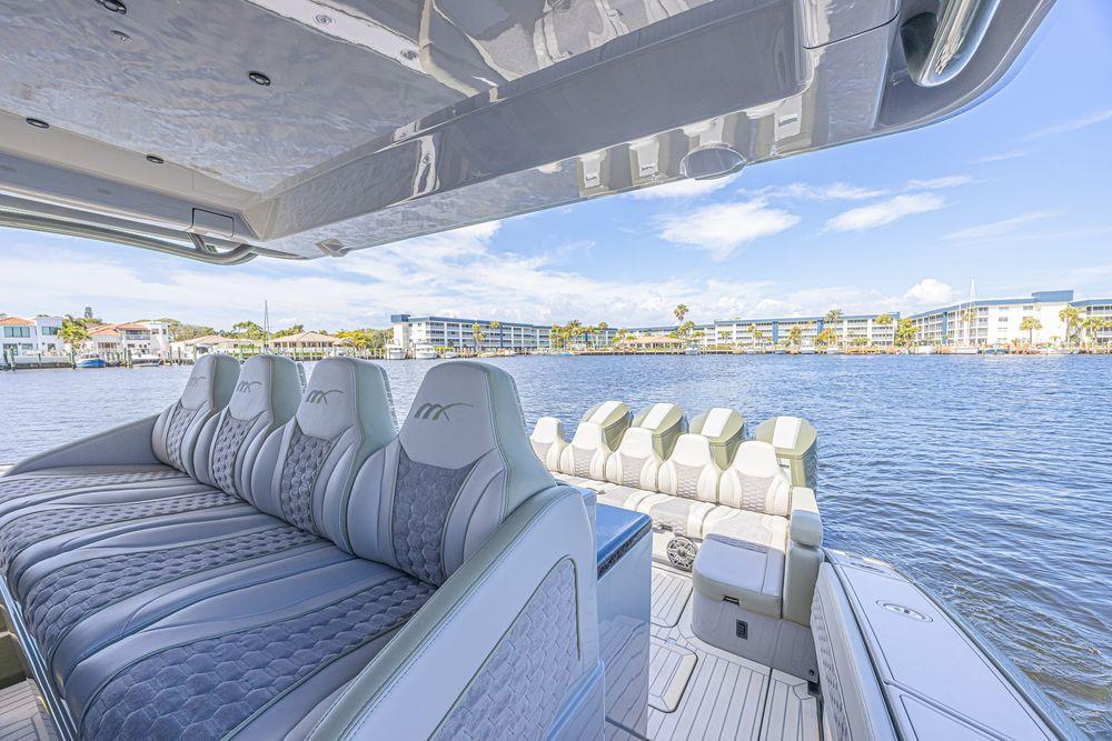 52' 2025 Midnight Express 52 Vitesse