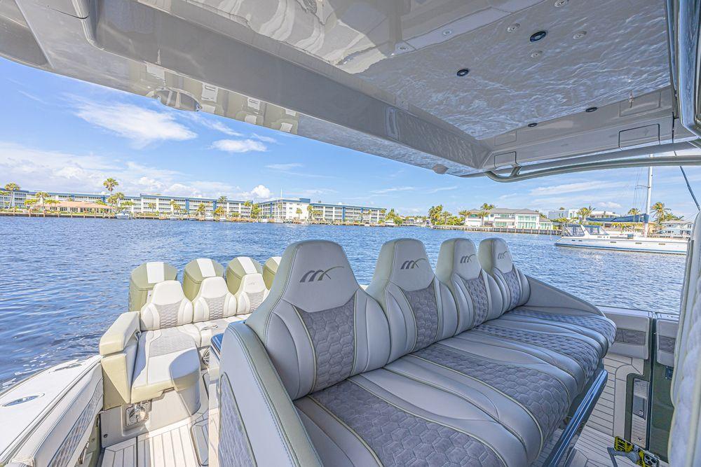 52' 2025 Midnight Express 52 Vitesse