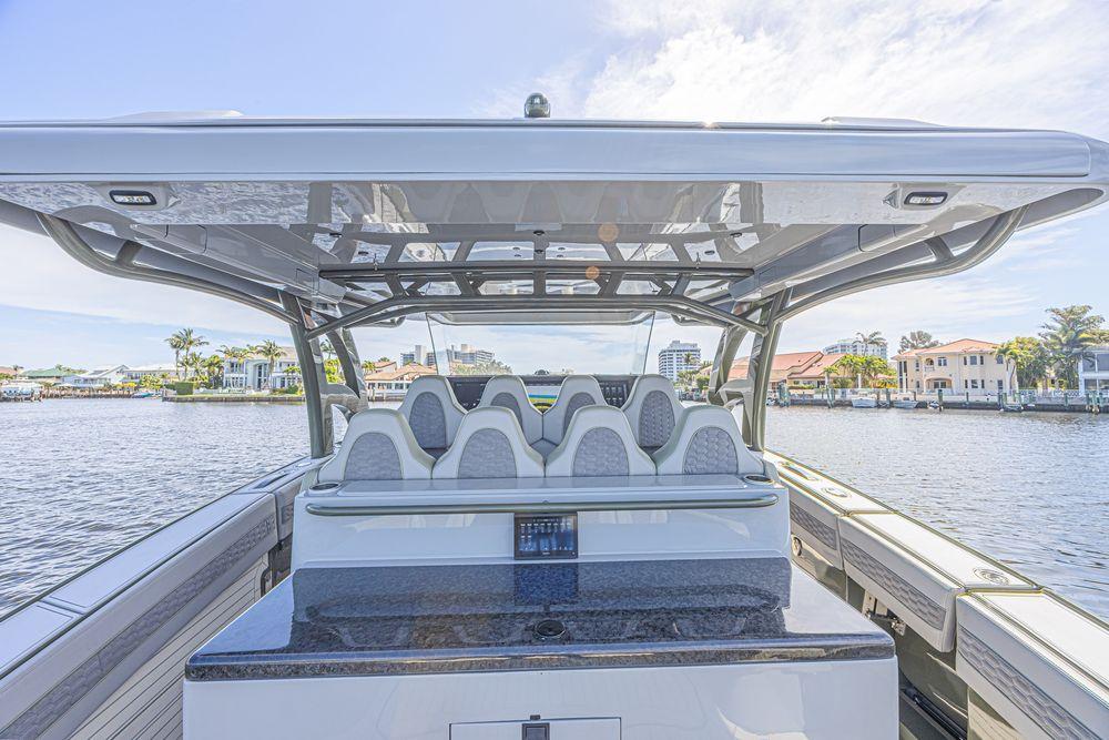 52' 2025 Midnight Express 52 Vitesse