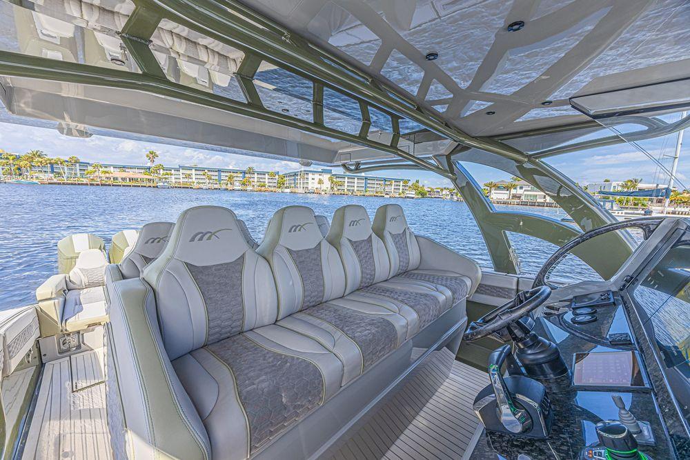 52' 2025 Midnight Express 52 Vitesse