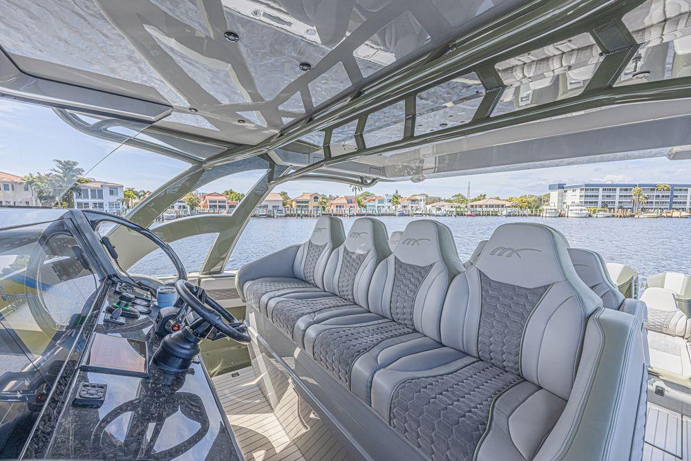 52' 2025 Midnight Express 52 Vitesse