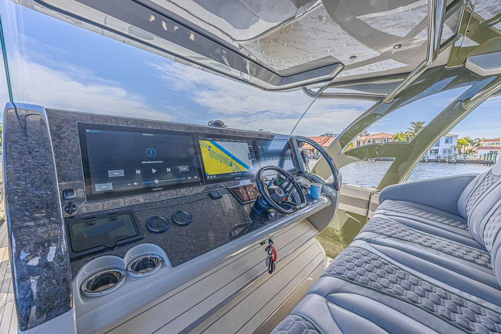 52' 2025 Midnight Express 52 Vitesse
