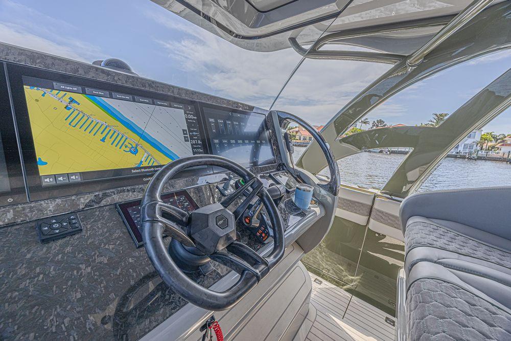 52' 2025 Midnight Express 52 Vitesse