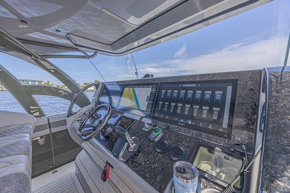 52' 2025 Midnight Express 52 Vitesse