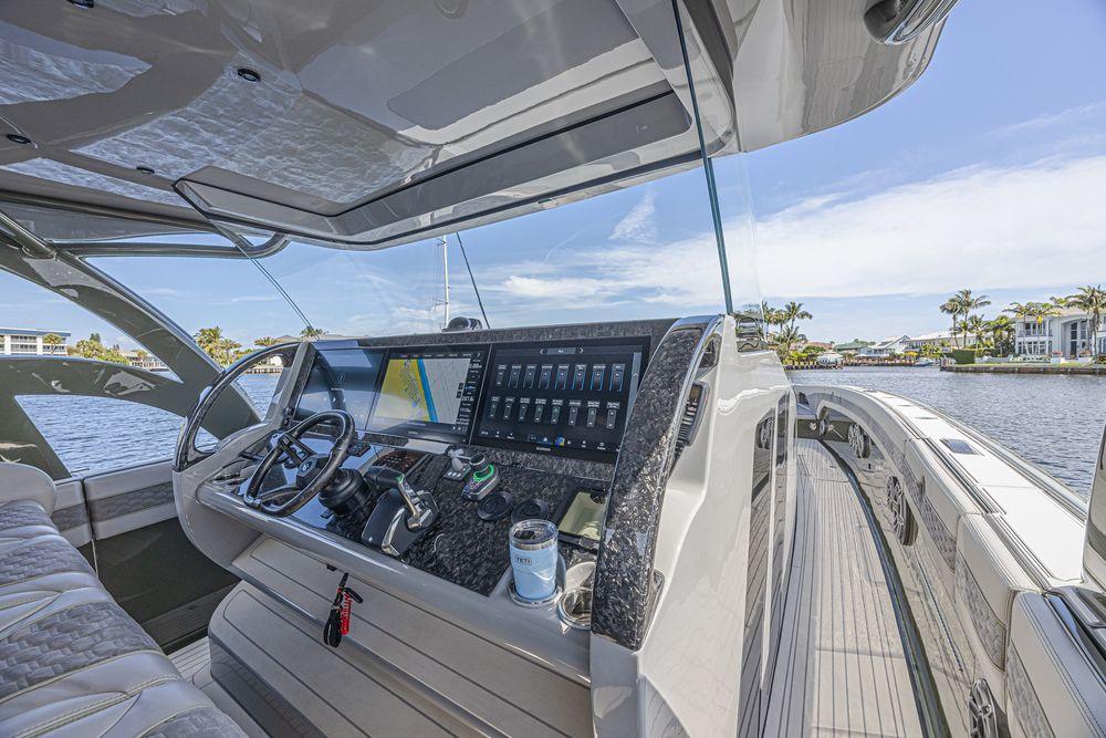 52' 2025 Midnight Express 52 Vitesse