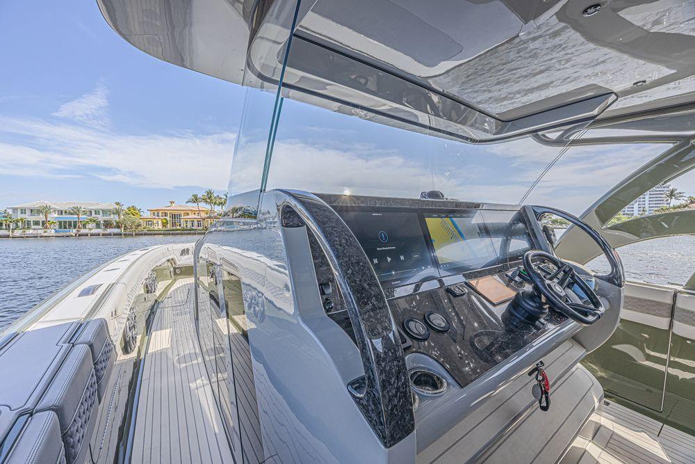 52' 2025 Midnight Express 52 Vitesse