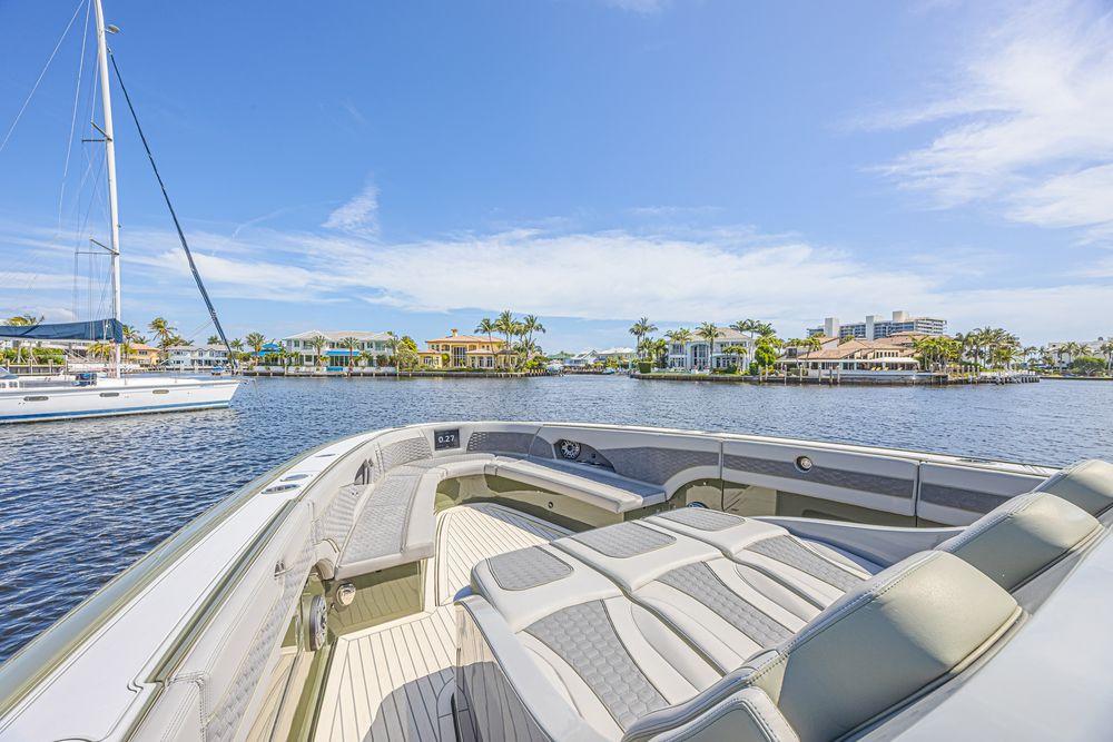 52' 2025 Midnight Express 52 Vitesse