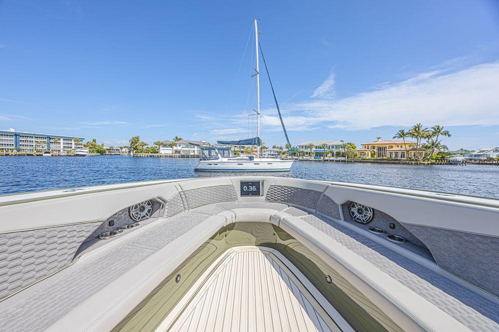 52' 2025 Midnight Express 52 Vitesse
