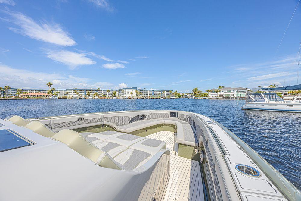 52' 2025 Midnight Express 52 Vitesse