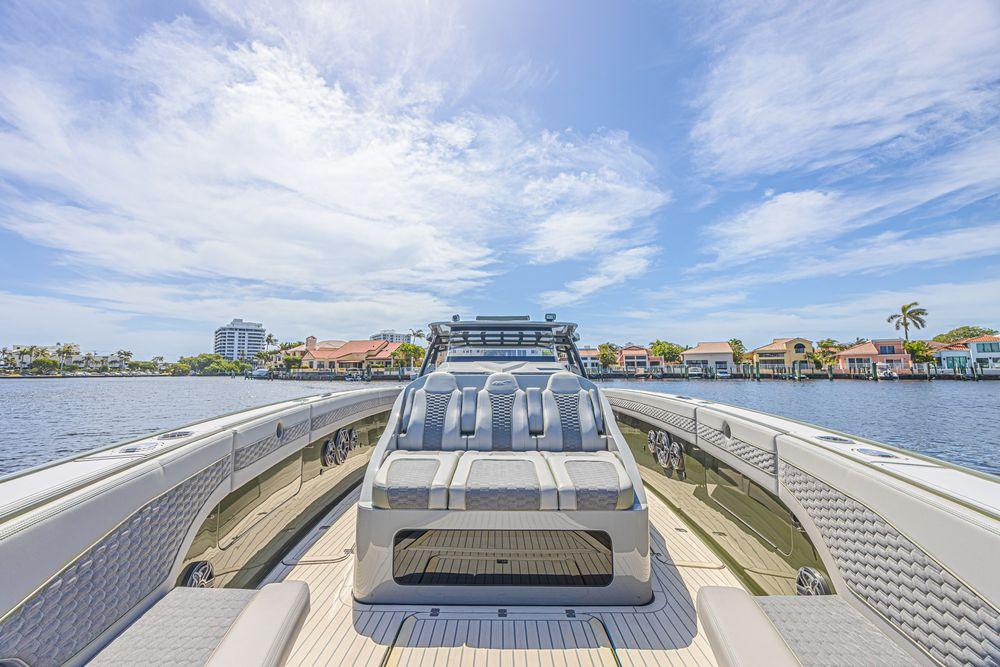 52' 2025 Midnight Express 52 Vitesse