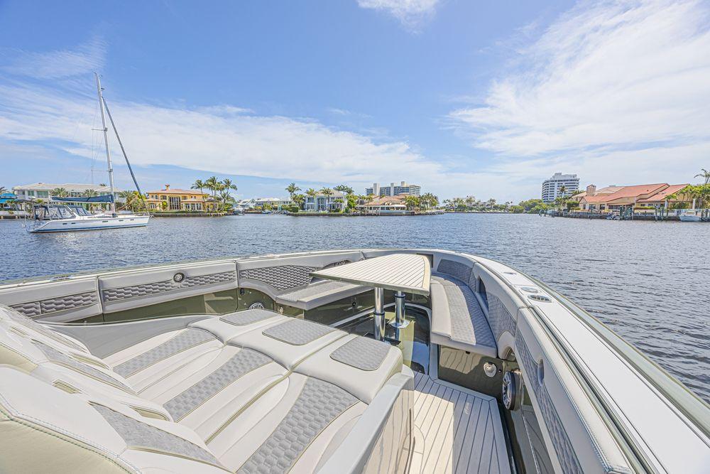 52' 2025 Midnight Express 52 Vitesse