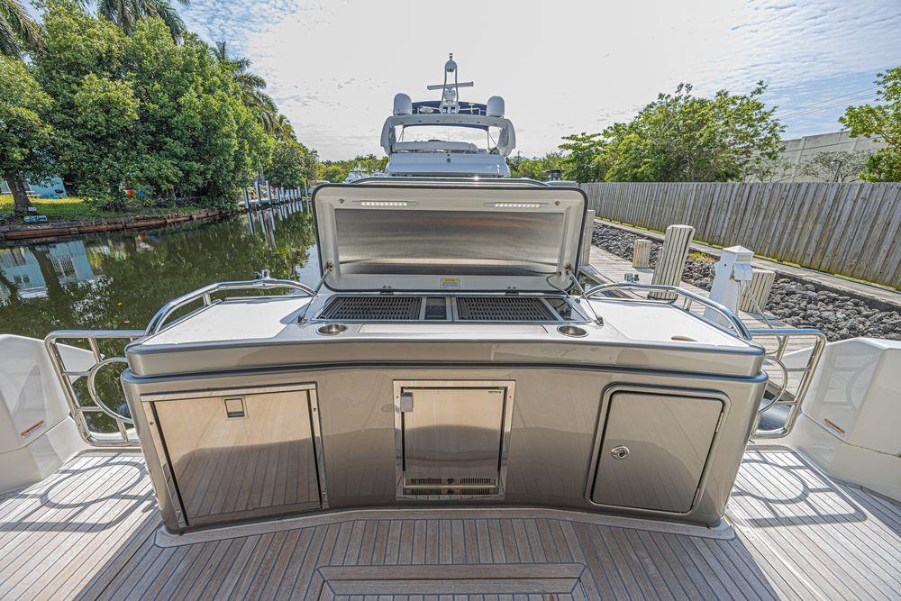60' 2021 Riviera 6000 Sport Yacht Platinum Edition