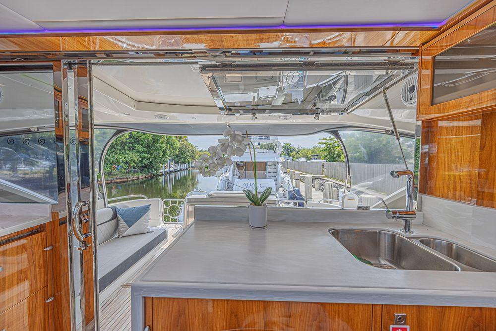 60' 2021 Riviera 6000 Sport Yacht Platinum Edition