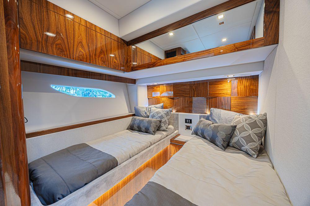 60' 2021 Riviera 6000 Sport Yacht Platinum Edition