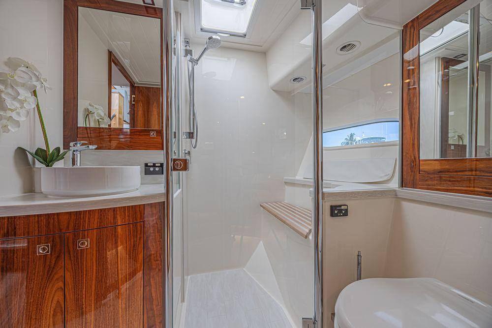 60' 2021 Riviera 6000 Sport Yacht Platinum Edition
