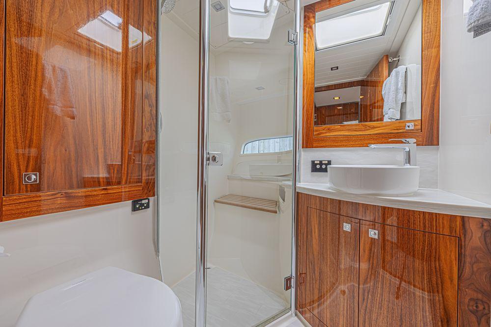 60' 2021 Riviera 6000 Sport Yacht Platinum Edition