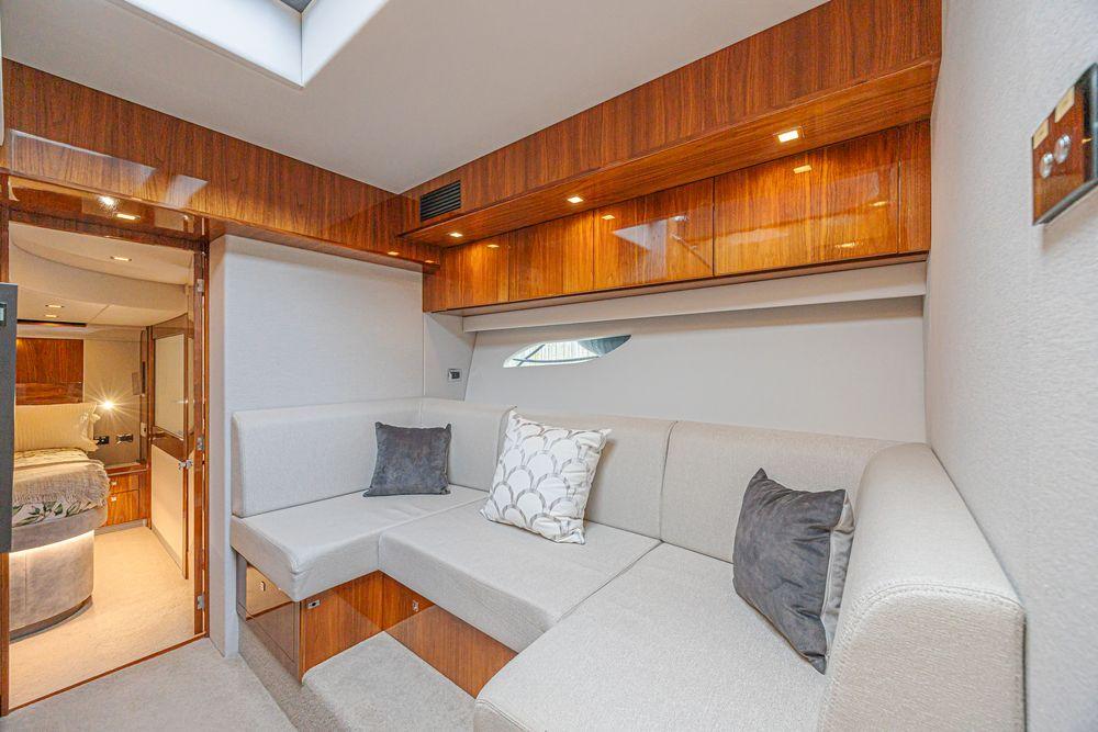 60' 2021 Riviera 6000 Sport Yacht Platinum Edition