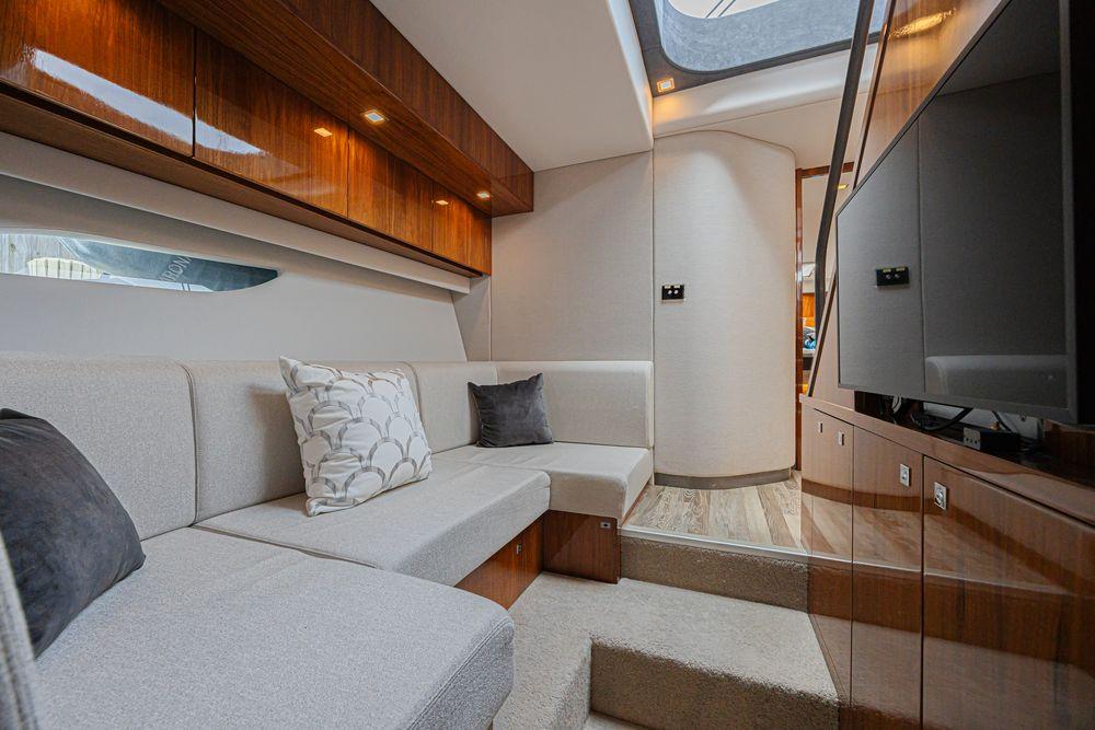 60' 2021 Riviera 6000 Sport Yacht Platinum Edition