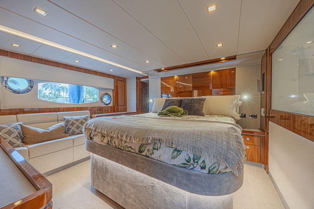 60' 2021 Riviera 6000 Sport Yacht Platinum Edition