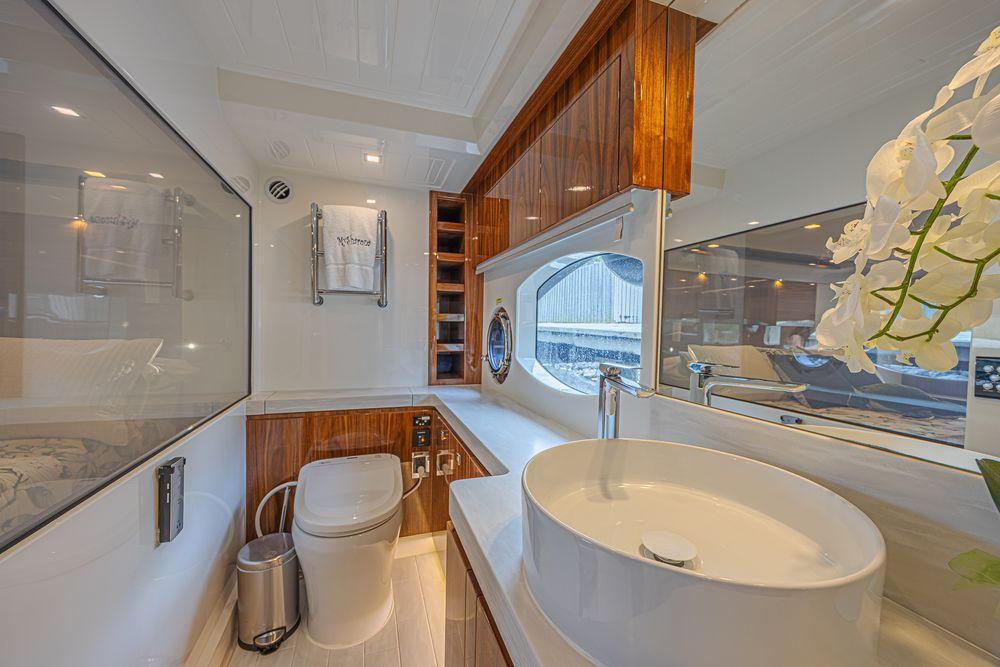 60' 2021 Riviera 6000 Sport Yacht Platinum Edition
