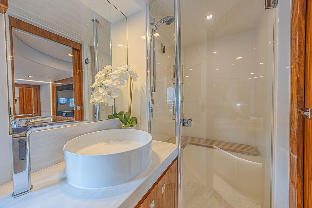 60' 2021 Riviera 6000 Sport Yacht Platinum Edition