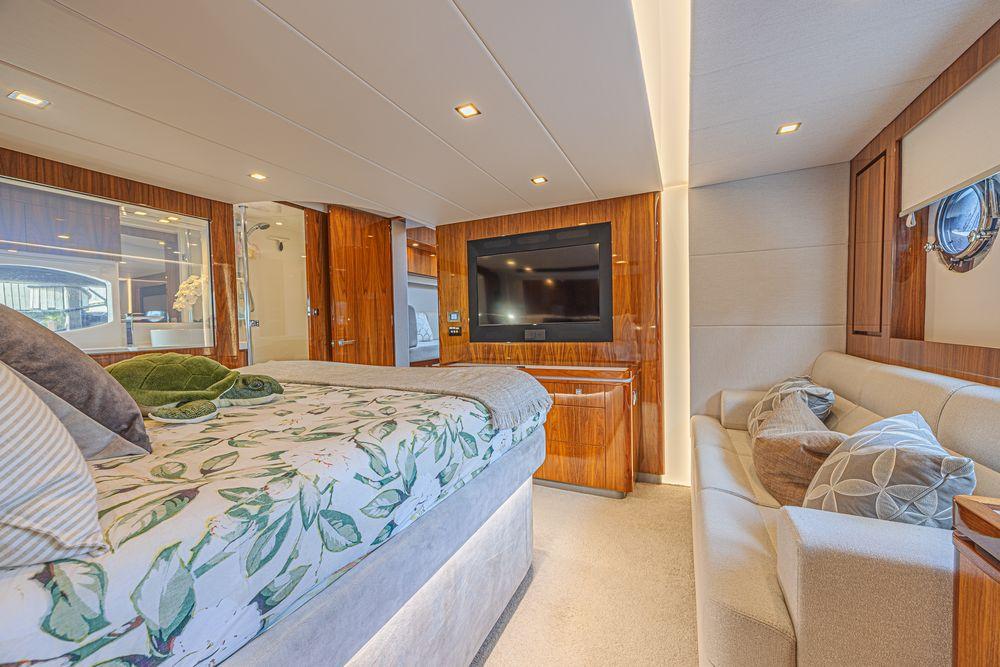 60' 2021 Riviera 6000 Sport Yacht Platinum Edition