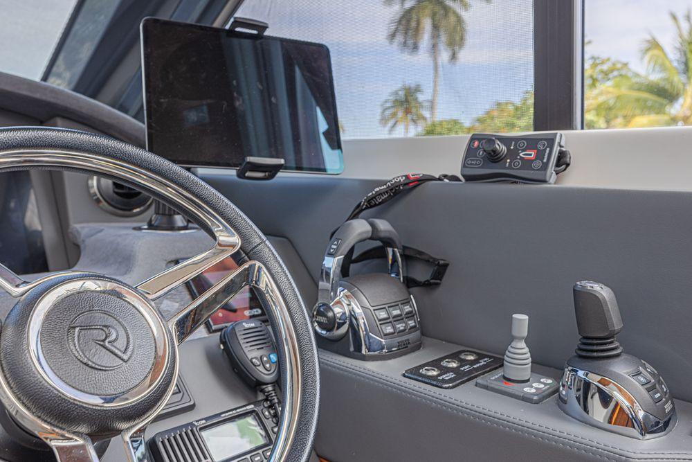 60' 2021 Riviera 6000 Sport Yacht Platinum Edition