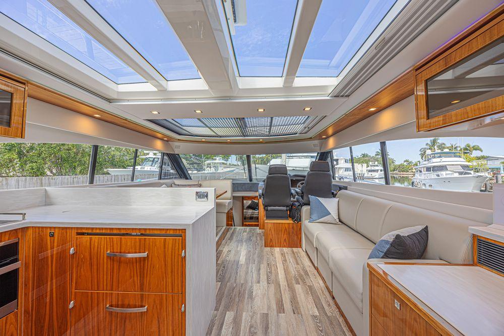 60' 2021 Riviera 6000 Sport Yacht Platinum Edition