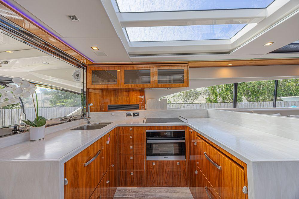 60' 2021 Riviera 6000 Sport Yacht Platinum Edition