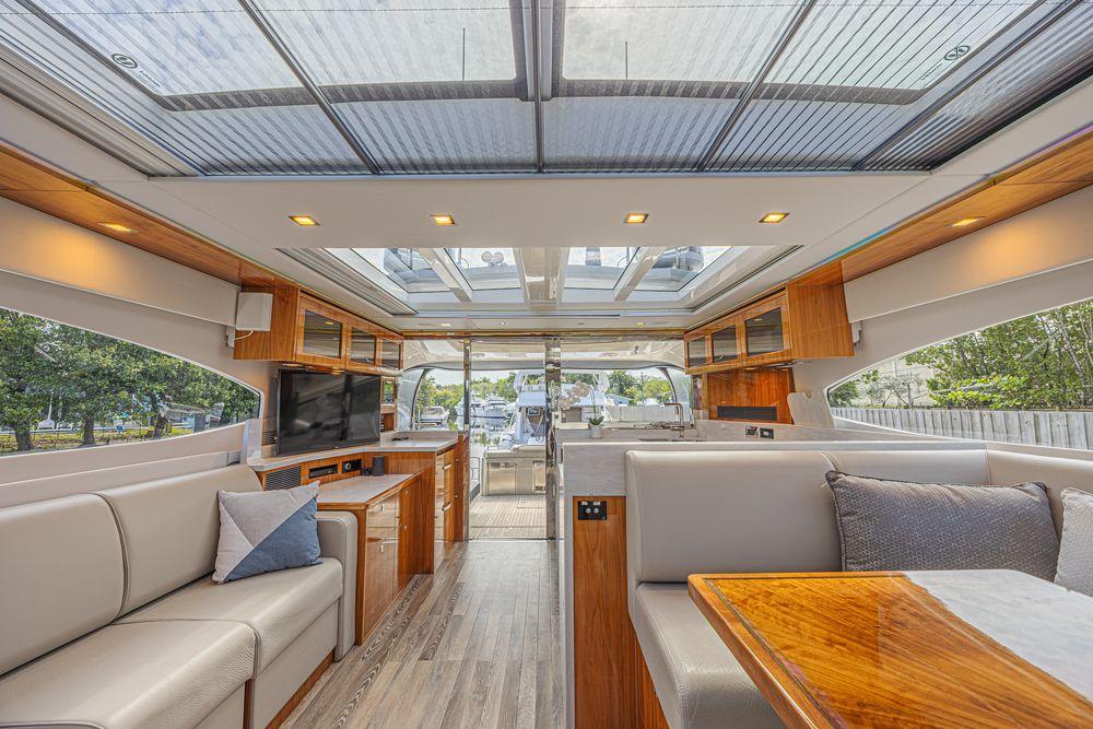 60' 2021 Riviera 6000 Sport Yacht Platinum Edition