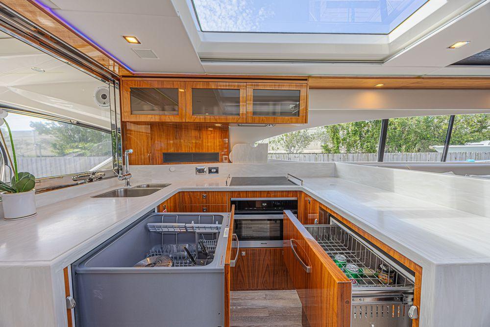 60' 2021 Riviera 6000 Sport Yacht Platinum Edition