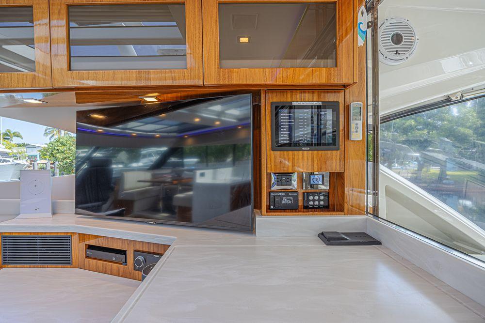 60' 2021 Riviera 6000 Sport Yacht Platinum Edition