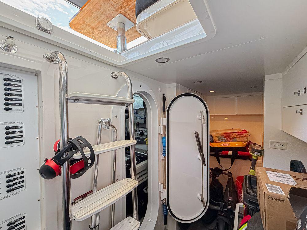 60' 2021 Riviera 6000 Sport Yacht Platinum Edition